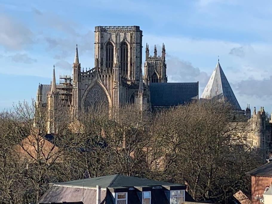 Betty'S Minster View - 6 Twins Or 3 Superkings -Central With Free Parking York Buitenkant foto
